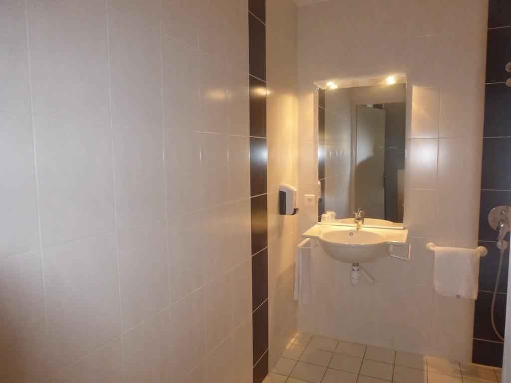 La Godiniere Hotel Cholet Eksteriør billede